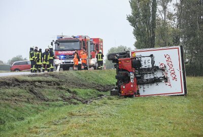 LKW gerät ins Schleudern und kippt um: Vollsperrung der B101 - Auf der B101 kam es zu einem Unfall. Foto: Roland Halkasch