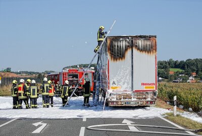LKW in Brand: Langer Stau auf der B173 - Am Freitagvormittag hat auf der B173 ein LKW gebrannt. Foto: Roland Halkasch