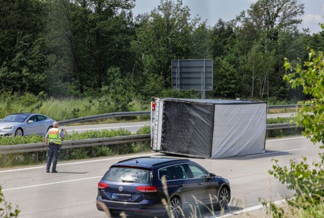 LKW kippt auf der A4 bei Glauchau um - Gegen 12 Uhr kam es auf der A4 zwischen Hohenstein-Ernstthal und Glauchau Ost zu einem Verkehrsunfall. Foto: Andreas Kretschel