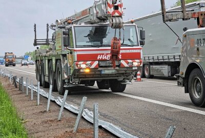 LKW kollidiert mit Leitplanke auf der A4 bei Frankenberg - Ein LKW kollidiert mit der Leitplanke. Foto: Harry Härtel