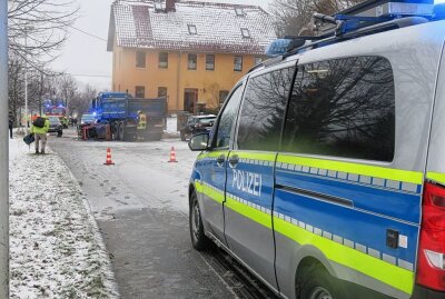 LKW kollidiert mit Mini-Radlader in Burkersdorf: 81-Jähriger stirbt - Polizei ist vor Ort. Foto: Niko Mutschmann