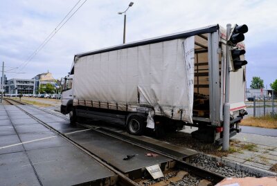 LKW kollidiert mit Straßenbahn in Leipzig - Schwerer Unfall in Leipzig. Foto: Christian Grube