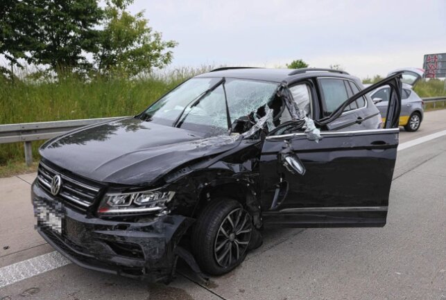 LKW kollidiert mit zwei PKW auf A17: Eine Verletzte - Auf der A17 kam es zu einem Verkehrsunfall. Foto: xcitepress