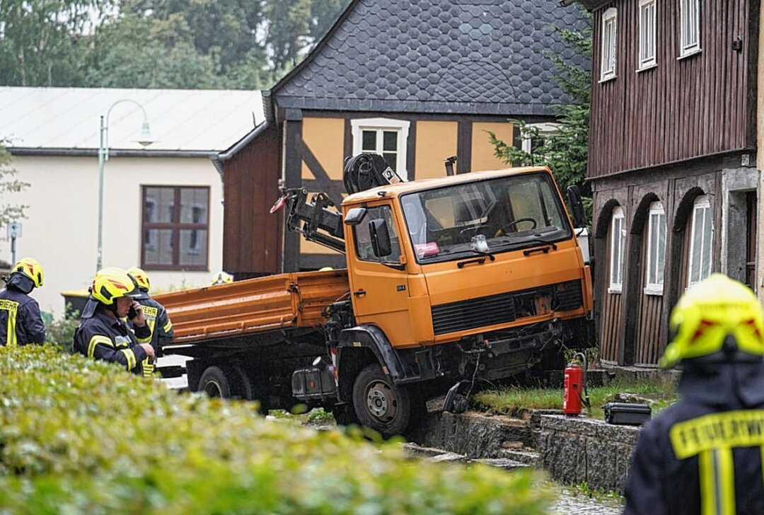 LKW kommt von Straße ab und prallt gegen Steinmauer - In Obergurig kam es zu einem Unfall mit einem LKW. Foto: Lausitznews.de/ Jens Kaczmarek