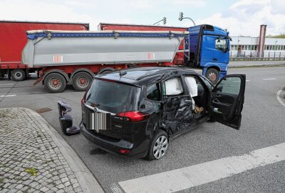 LKW kracht an Kreuzung in PKW: Vier Verletzte, darunter zwei Kinder - Die Opelfahrerin, zwei Kinder und der LKW-Fahrer wurden verletzt und ins Krankenhaus eingeliefert. Foto: Roland Halkasch