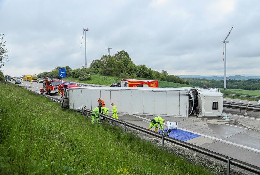 LKW mit Schweinsköpfen auf A 72 bei Zwickau umgekippt - Auf der A 72 in Fahrtrichtung Hof ist am Samstagmorgen ein LKW verunfallt. Foto: Andre März