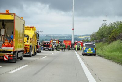 LKW mit Schweinsköpfen auf A 72 bei Zwickau umgekippt - Auf der A 72 in Fahrtrichtung Hof ist am Samstagmorgen ein LKW verunfallt. Andre März