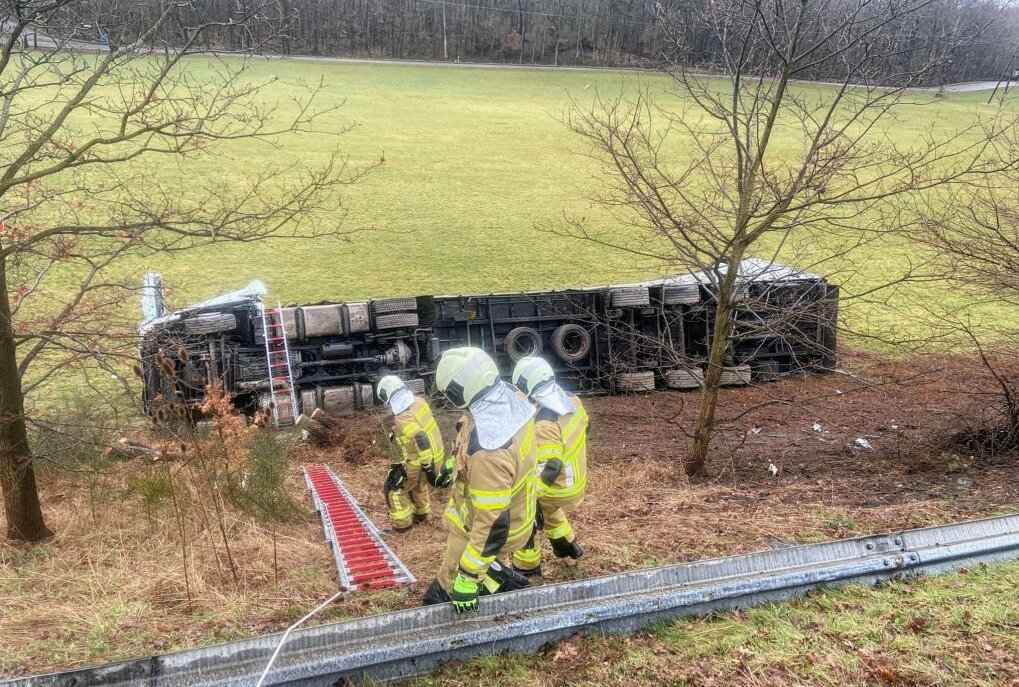 LKW-Unfall auf A14: stürzt Böschung hinab - Ein LKW kam von der Straße ab und stürzte die Böschung hinab. Foto: Sören Müller