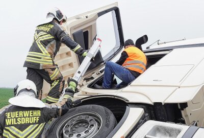LKW-Unfall auf der B173: Sattelzug gerät in Straßengraben und kippt um - Der Fahrer blieb unverletzt und wurde von der Feuerwehr aus dem Fahrzeug befreit.. Foto: Roland Halkasch