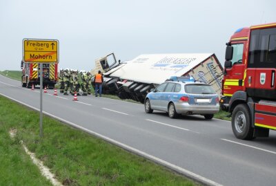 LKW-Unfall auf der B173: Sattelzug gerät in Straßengraben und kippt um - Der Unfall ereignete sich zwischen Mohorn und Hetzdorf.  Foto: Roland Halkasch