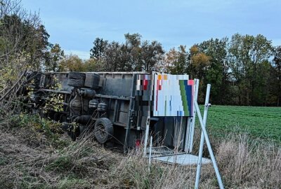 LKW-Unfall bei Nossen: Fahrzeug kollidiert mit Leitplanke und kippt um - Am Donnerstagnachmittag ist ein LKW auf der Bab14 aus bisher ungeklärten Gründen von der Fahrbahn abgekommen und umgekippt. Foto: LausitzNews.de