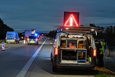 LKW-Unfall bei Nossen: Fahrzeug kollidiert mit Leitplanke und kippt um - Die Bergung hat bis Abends gedauert. Foto: LausitzNews.de