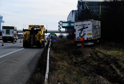 LKW verunfallt auf A14: Schwierige Bergung notwendig - Auf der A14 kam es zu einem Verkehrsunfall. Foto: Christian Grube
