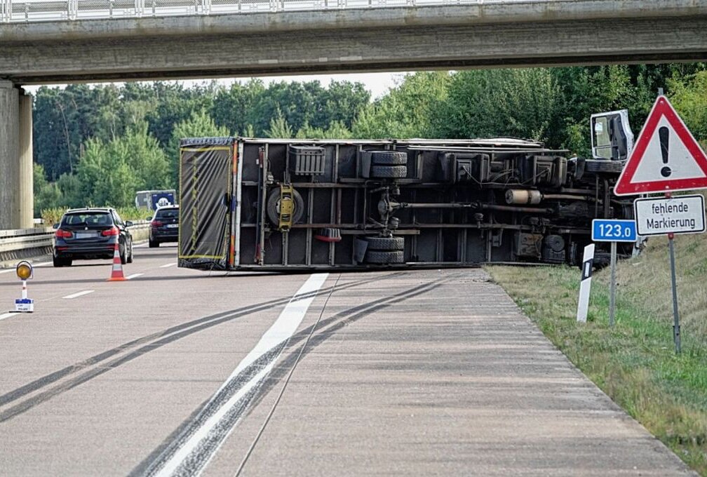 Unfall auf der A72: Ein LKW kippte seitlich auf die Autobahn. Es gab keine Verletzten. Foto: Jan Härtel