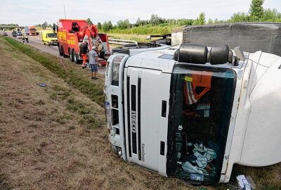 LKW verunfallt quer über der A72 - Unfall auf der A72: Ein LKW kippte seitlich auf die Autobahn. Es gab keine Verletzten. Foto: Jan Härtel