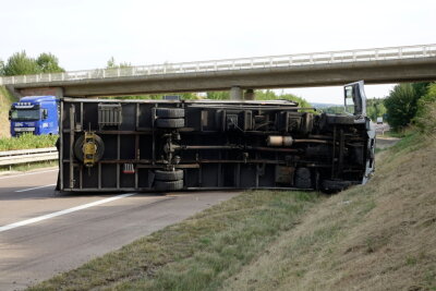 Unfall auf der A72: Ein LKW kippte seitlich auf die Autobahn. Es gab keine Verletzten. Foto: Jan Härtel