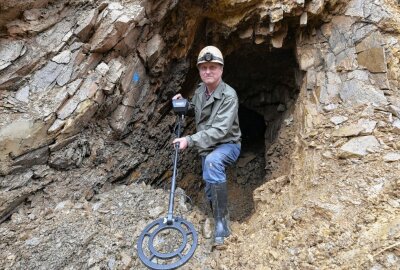 Loch in der Baugrube in Zwönitz deutet auf Altbergbau hin - In der Baugrube ist ein Loch entdeckt worden, das auf Altbergbau hindeutet - im Bild Jens Hahn. Foto: Ralf Wendland