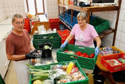 "Löffelstube" in Hohenstein-Ernstthal ist wieder eröffnet - Steffen Fabisch und Kerstin Bürger sortieren Lebensmittel für die Tafel und die "Löffelstube". Foto: Markus Pfeifer