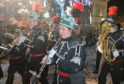 Lößnitz: Bergparade bildet den Abschluss - Zum Abschluss des Lößnitzer Weihnachtsmarktes hat es eine Bergparade des Sächsischen Landesverbandes der Bergmanns-, Hütten- und Knappenvereine gegeben. Foto: Ralf Wendland