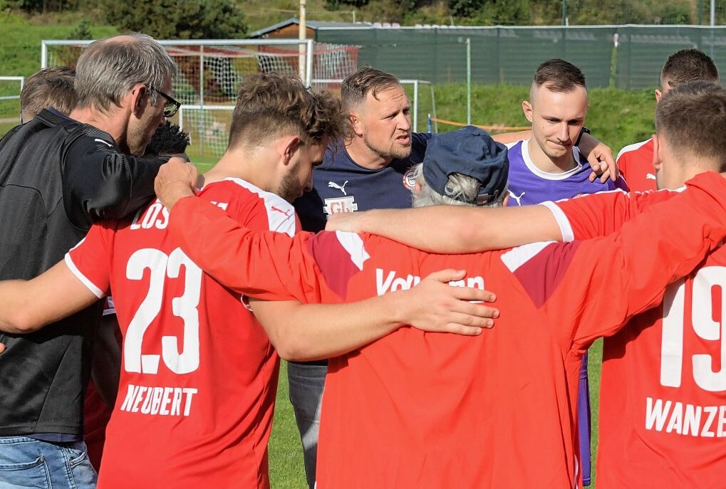 FCL-Trainer Enrico Kern (Mitte) hat mit seiner Elf eine bitte Niederlage gegen Kamenz kassiert. Foto: Ralf Wendland