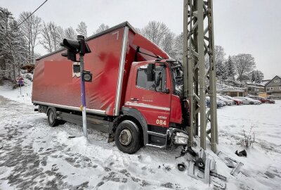 Lößnitz: LKW verliert Kontrolle und kracht gegen Strommast - LKW verliert Kontrolle und kracht gegen Strommast. Foto: Daniel Unger