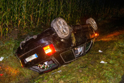 Lößnitz: Unfallwagen spaltet Baum und überschlägt sich - Zum genauen Unfallhergang hat der Verkehrsunfalldienst der Polizei die Ermittlungen aufgenommen.