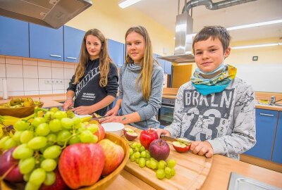 Lößnitzer Oberschüler lernen regionales Obst kennen - Die Lößnitzer Schüler freuen sich über das regionale Angebot. Foto: ERZ-Foto/Georg Ulrich Dostmann