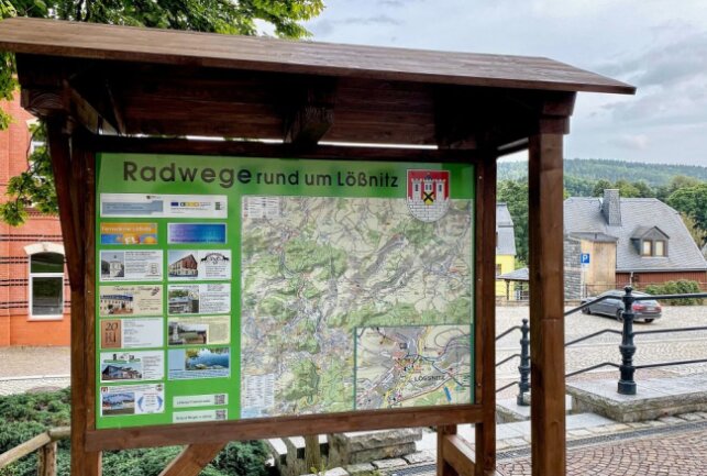 Am Rathaus in Lößnitz gibt es eine Übersichtskarte über die Radwege rund um Lößnitz. Foto: Ralf Wendland