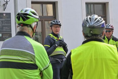 Lößnitzer Radl-Ohmd ist gestartet - Steffen Höll (Mitte) hat beim Radl-Ohmd in Lößnitz den Hut auf. Foto: Ralf Wendland