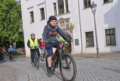 Lößnitzer Radl-Ohmd ist gestartet - Die erste Ausfahrt 2023 führte, mit Start am Lößnitzer Rathaus, in Richtung Hartensteiner Wald. Foto: Ralf Wendland