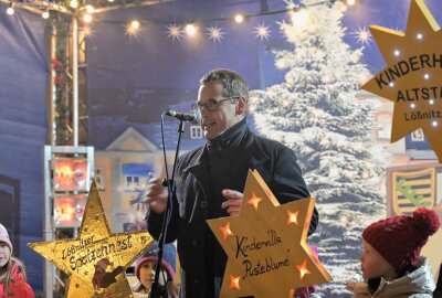 Lößnitzer Weihnachtsmarkt ist eröffnet! - Bürgermeister Alexander Troll freut sich, dass der Weihnachtsmarkt wieder durchgeführt werden kann. Foto: Ralf Wendland