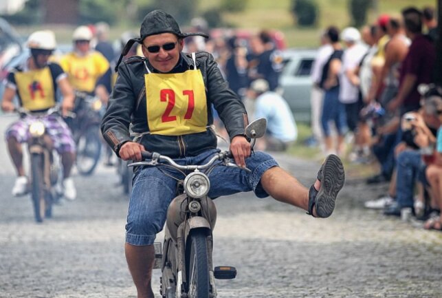 Die Moped-Enthusiasten haben auf den Landstraßen jede Menge Spaß. Foto: Thomas Voigt