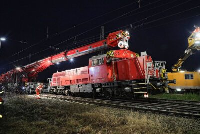 Lok entgleist bei Röderau - Die Lok sorgte für schwere Schäden Foto: Roland Halkasch