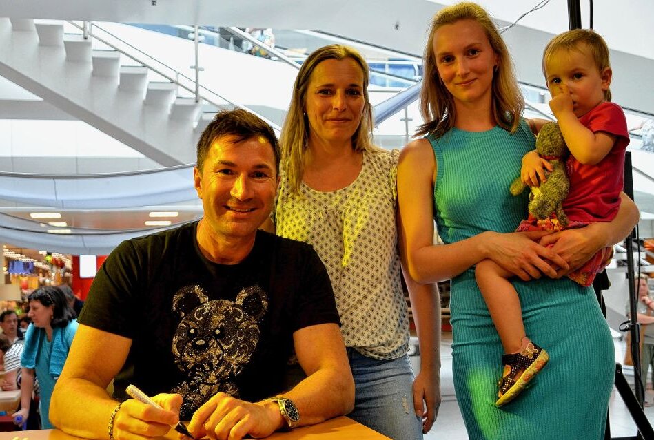 Im Bild von links: Lucas Cordalis hat sich für Theresa Gallas, Carina Gäckle und Töchterchen Lyanna (2 Jahre) Zeit genommen. Foto: Karsten Repert