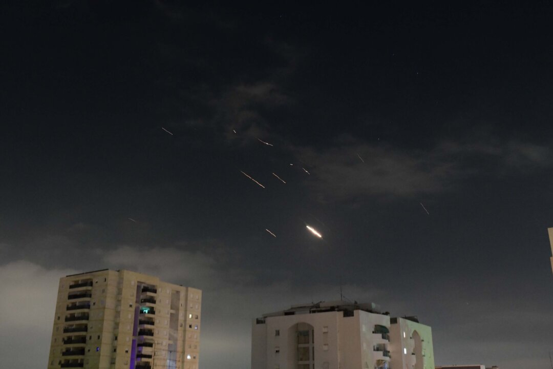 Luftabwehr in mehreren Teilen Irans aktiviert - Flammen über Tel Aviv: Israels Luftabwehrsystem fing am Wochenende Raketen und Drohnen aus dem Iran ab.