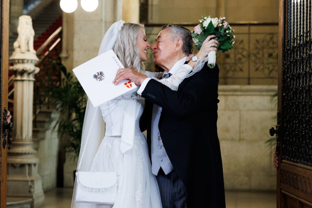 Lugners sechste Ehe: Bräutigam und Braut haben ja gesagt - Unternehmer Richard Lugner küsst Simone Reiländer bei ihrer Trauung im Wiener Rathaus.
