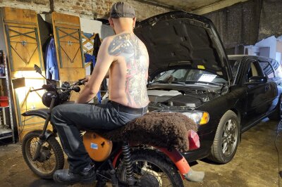 Lukas (33) aus Chemnitz: Autoschrauber mit Hommage an seinen verstorbenen Vater - Auch ein Simson Moped seines Vaters soll irgendwann einmal fertig gebaut werden.