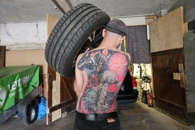 Lukas (33) aus Chemnitz: Autoschrauber mit Hommage an seinen verstorbenen Vater - Er hat eine Werkstatt, in der er seinem Hobby nachgehen kann.