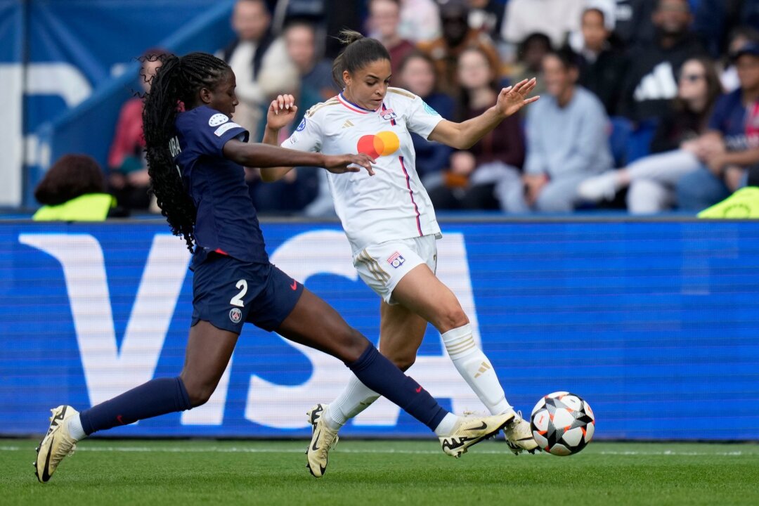 Lyons Frauen besiegen PSG - Im Finale gegen Barcelona - Lyon um Delphine Cascarino (r.) setzt sich im französischen CL-Halbfinale durch.