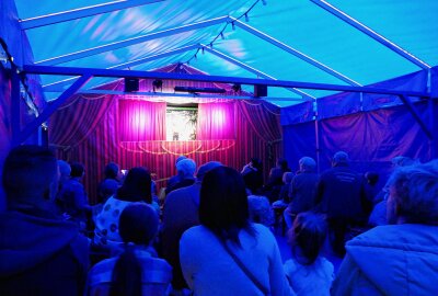 Maddox's Puppentheater auf Tour durchs Erzgebirge - Bei der ersten Aufführung in Zschopau war das Zelt mit rund 50 Gästen gut gefüllt. Foto: Andreas Bauer