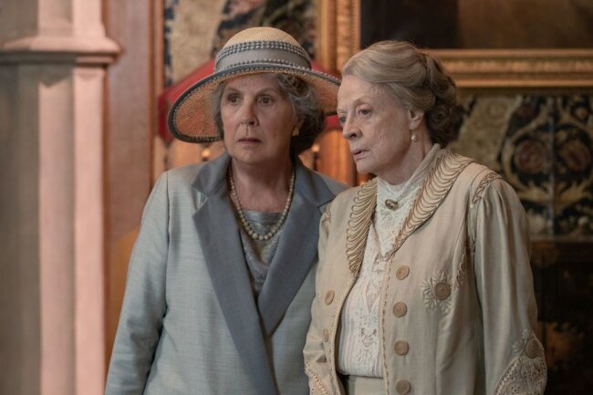 Lady Grantham (Maggie Smith, rechts) hat eine Villa an der Côte d'Azur geerbt. Doch wie sie zu diesem Erbe kam, will sie weder ihrer Freundin Isobel (Penelope Alice Wilton) noch ihrer Familie verraten.