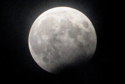 Magisches Spektakel am Himmel: Die Faszination Mondfinsternis - Am Samstag gab es eine partielle Mondfinsternis zu sehen. Das Bild wurde in Thalheim im Erzgebirge aufgenommen. Foto: Maik Bohn