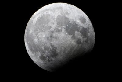 Magisches Spektakel am Himmel: Die Faszination Mondfinsternis - Am Samstag gab es eine partielle Mondfinsternis zu sehen. Das Bild wurde in Thalheim im Erzgebirge aufgenommen. Foto: Maik Bohn