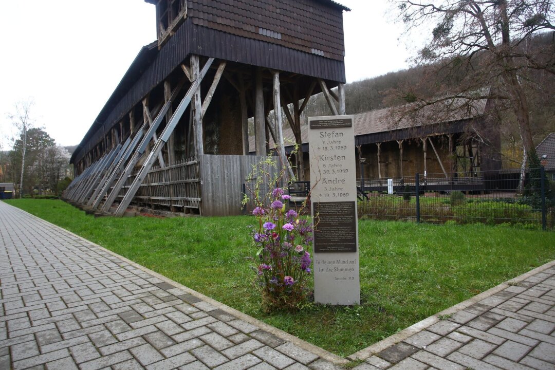 Mahnmal in Niedersachsen erinnert an gequälte Kurkinder - Eine Stele erinnert in dem niedersächsischen Kurort Bad Salzdetfurth an das Leid der Verschickungskinder.