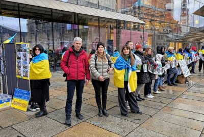 Mahnwache für die Ukraine in der Chemnitzer City - Es soll mit der Mahnwache und einer Ausstellung über das tägliche Leid und die Zerstörung in der Ukraine informiert werden. Foto: Harry Härtel