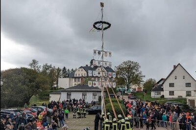Maibaumsetzen: Wie in der Gemeinde Taura der Frühling begrüßt wird - Das vergangene Wochenende in Köthensdorf stand ganz im Zeichen des traditionellen Maibaumsetzens.