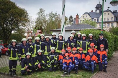 Maibaumsetzen: Wie in der Gemeinde Taura der Frühling begrüßt wird - Die Feuerwehr unterstützte zum Fest im vollem Umfang.