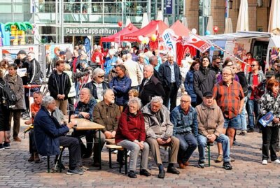 Maikundgebung auf Chemnitzer Neumarkt - Der DGB hat am 1. Mai in Chemnitz auf dem Neumarkt zu einer Maikundgebung aufgerufen. Foto: Harry Haertel