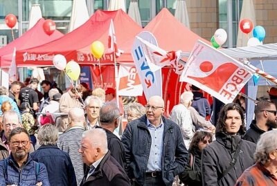 Maikundgebung auf Chemnitzer Neumarkt - Der DGB hat am 1. Mai in Chemnitz auf dem Neumarkt zu einer Maikundgebung aufgerufen. Foto: Harry Haertel