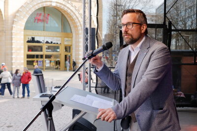 Der DGB hat am 1. Mai in Chemnitz auf dem Neumarkt zu einer Maikundgebung aufgerufen. Foto: Harry Haertel
